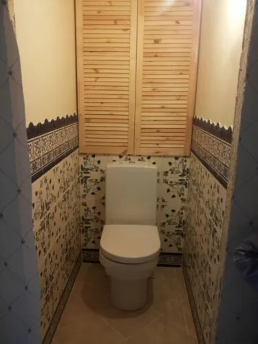 Шкаф в туалете за унитазом: варианты с ...