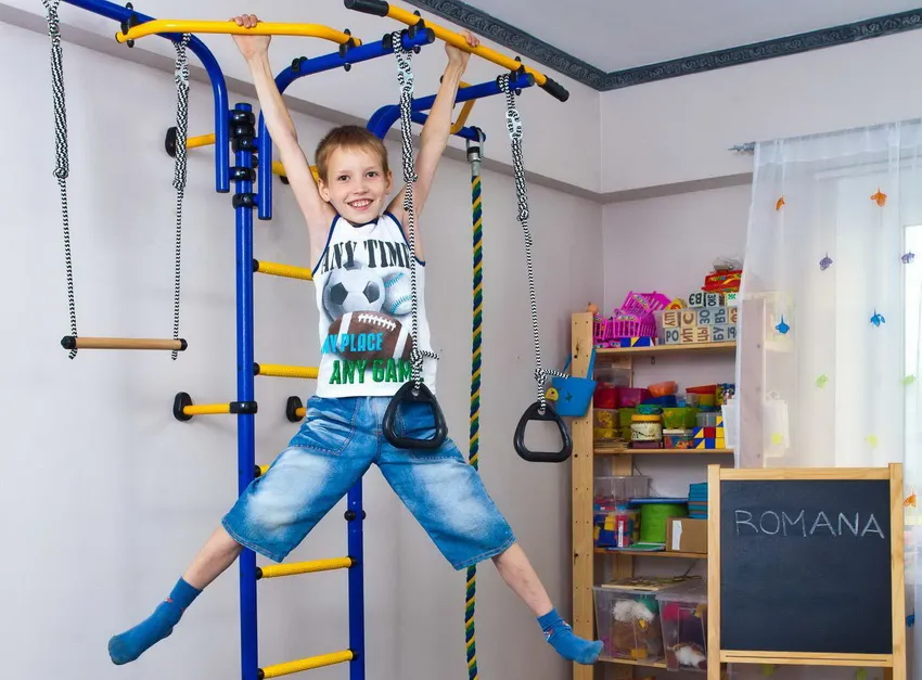 Чтобы ребенок мог активно развиваться, достаточно приобрести детский спортивный уголок в квартиру