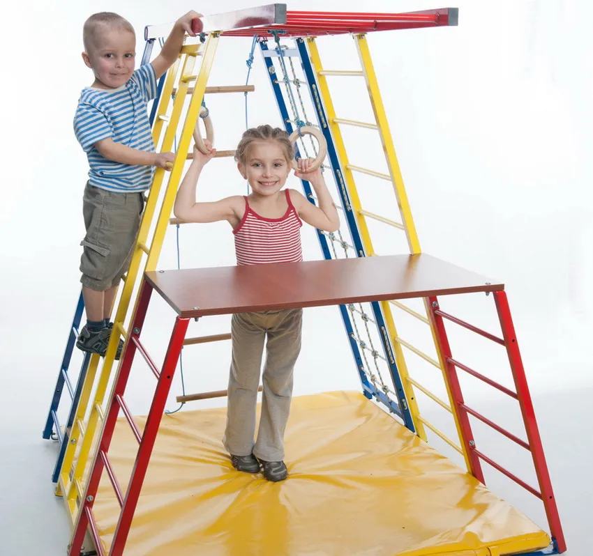 Для защиты ребенка от случайного падения, в игровую зону устанавливается мат