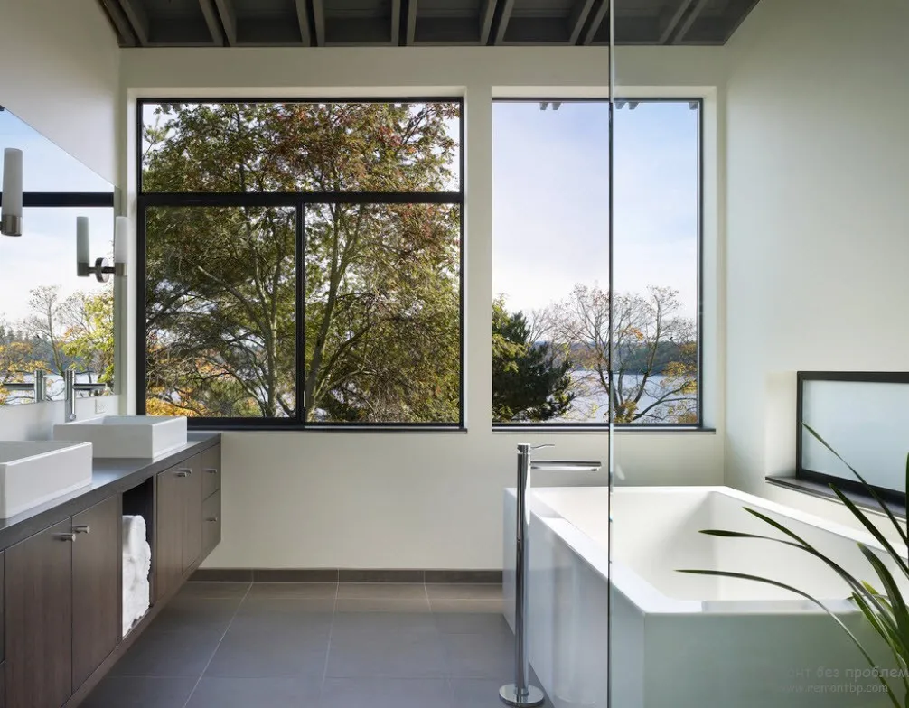 ванная комната с окном дизайн