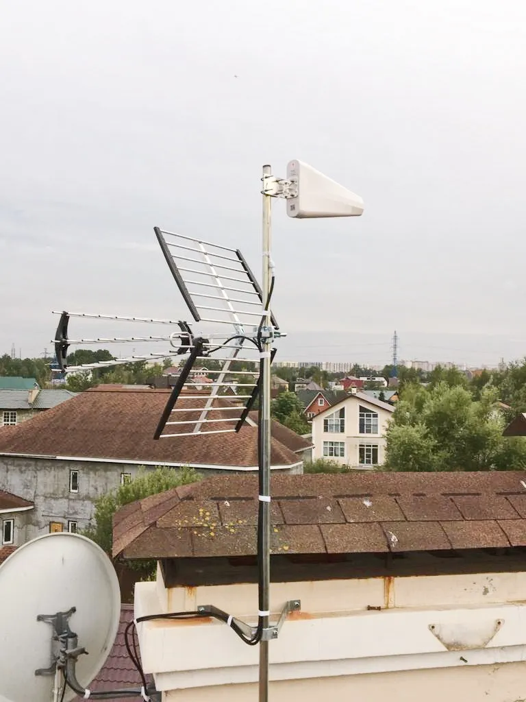 Установка антенны на крыше дома ...