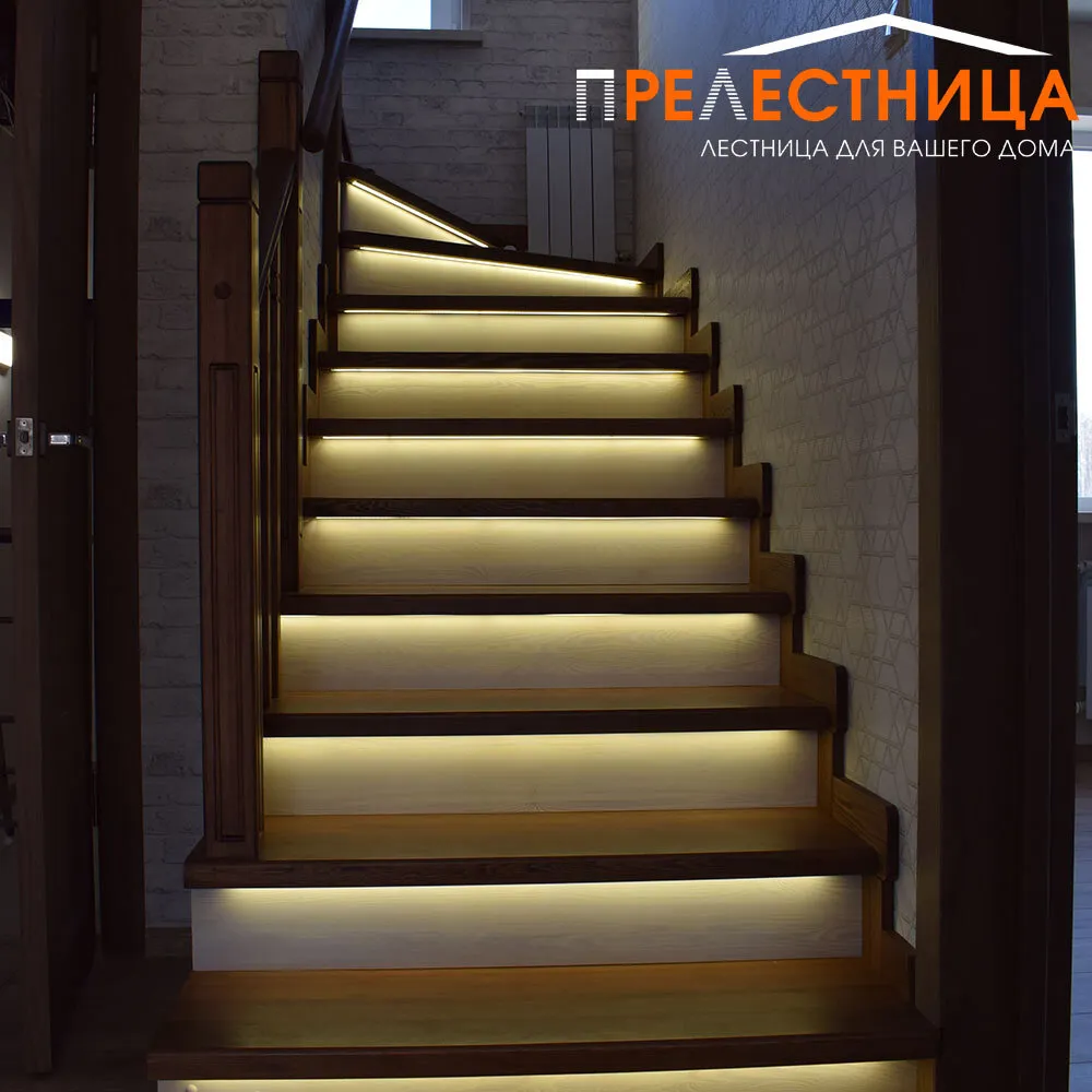 Для лестницы организована автоматическая подсветка, включающаяся в вечернее время суток.