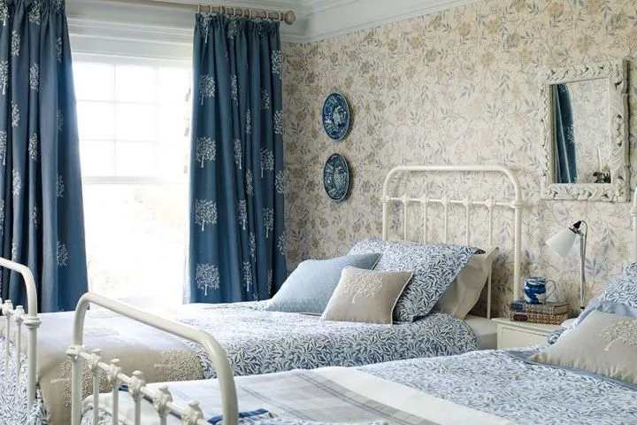Синие шторы в небольшую спальню