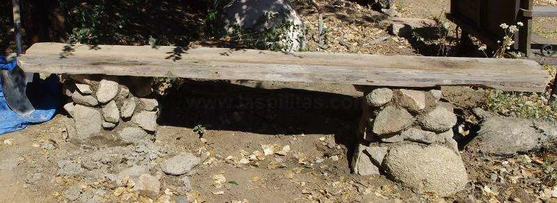 скамейка из бревна на опорах
