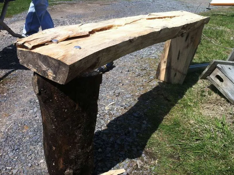 деревянная скамейка из бревна